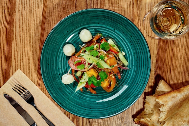 Salada de vegetais colorida com queijo de cabra em restaurante georgiano