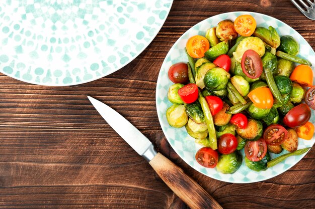 Salada de vegetais com couves de Bruxelas grelhadas