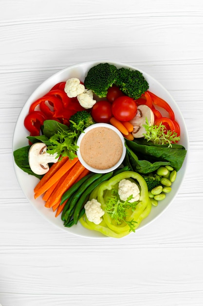 Salada de vegetais de tomates cenouras pimentas com molho Alimentação dietética Dieta ceto