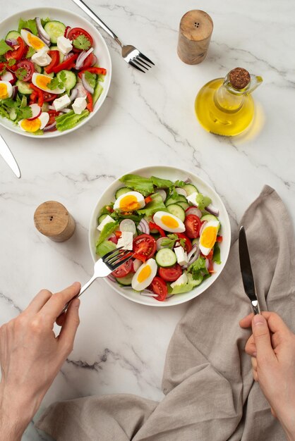 Salada de vegetais frescos e verduras com ovo e queijo feta