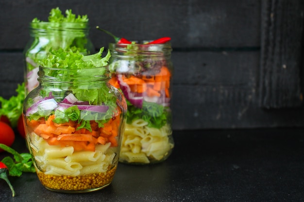 Salada de vegetais saudável macarrão em uma jarra