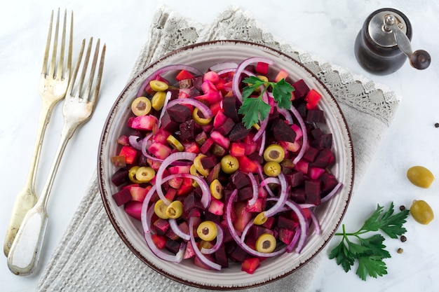 Salada de vegetais tradicional russa e ucraniana com beterraba