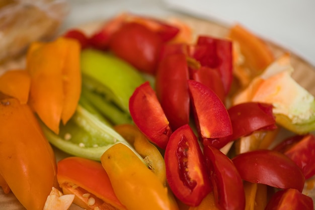 salada de verão colorida de tomates e pimentas doces