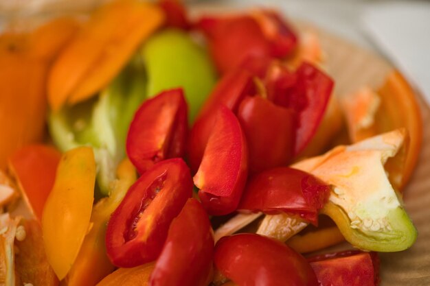 Foto salada de verão colorida de tomates e pimentas doces