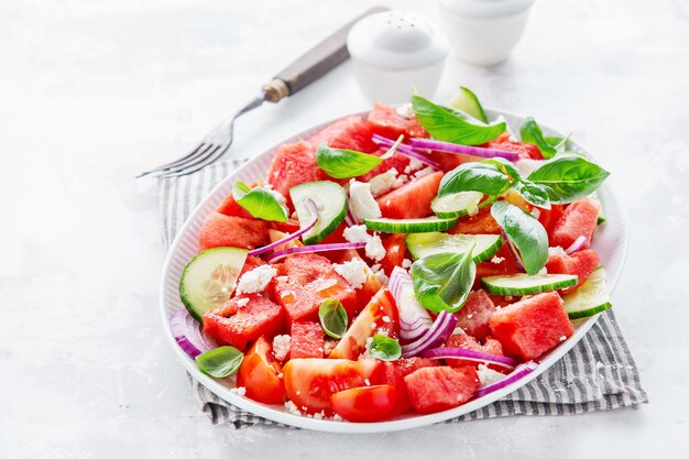 Foto salada de verão com folhas de melancia e salada