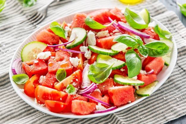 Salada de verão com folhas de melancia e salada