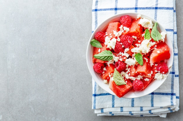 Salada de verão com melancia e queijo feta