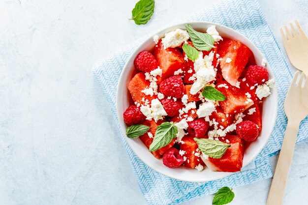 Salada de verão com melancia e queijo feta