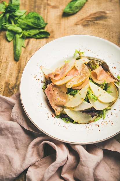 Salada de verão com presunto de peru defumado e pêra