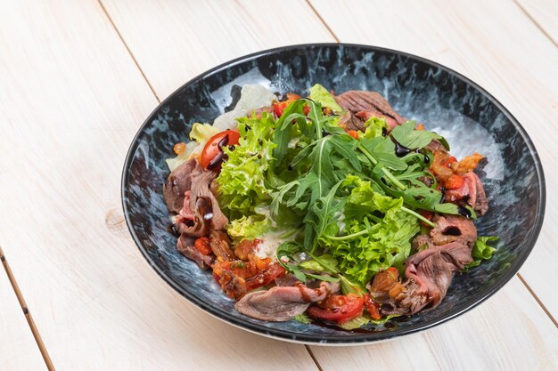 Salada de verão com rosbife, rúcula e tomate seco