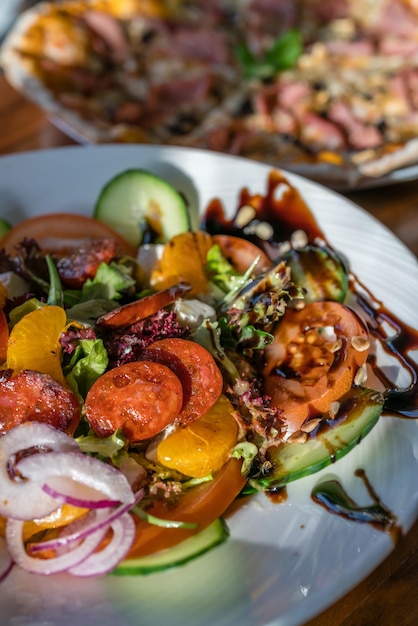 Foto salada de verão de chouriço espanhol