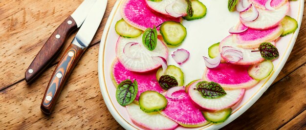 Salada de verão de daikon, rabanete e azeda. salada fresca de primavera