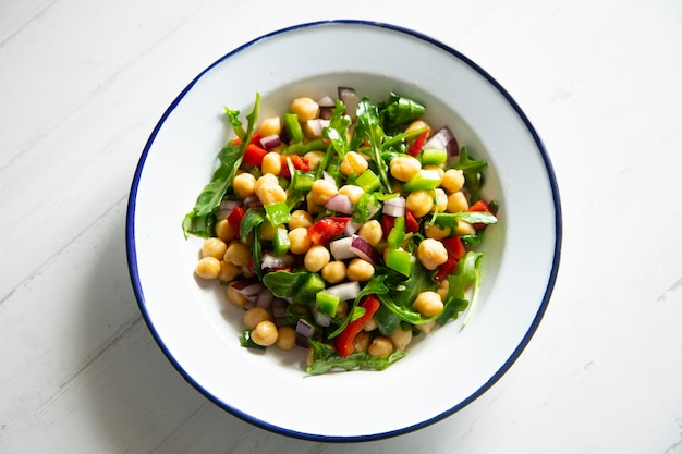 Salada de verão de grão de bico com rúcula