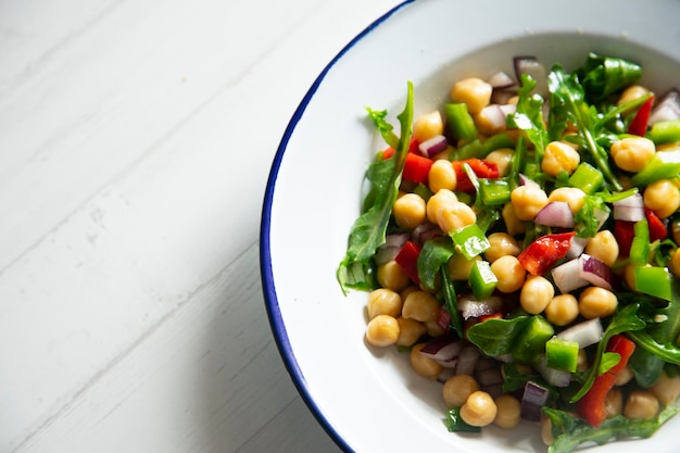 Salada de verão de grão de bico com rúcula