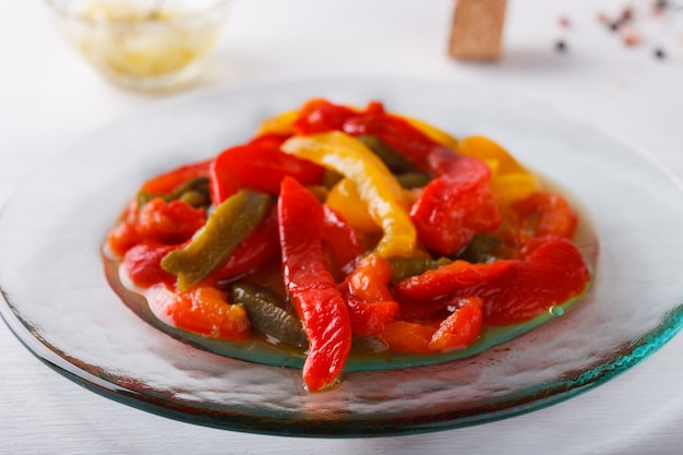 Foto salada de verão de pimenta doce, colorida e assada.