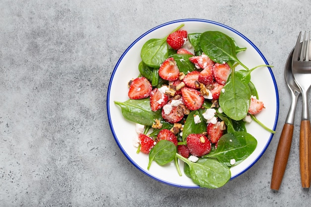 Salada de verão leve e saudável com espinafre de morangos frescos