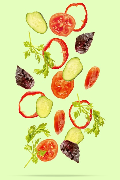 Salada de verão luz primavera com voando flutuando em ingredientes de ar, vegetais frescos de vitamina. Tomate em suspensão, pepino, pimenta, salsa, manjericão. Menu de comida saudável vegana vegetariana.