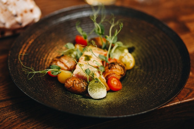 Salada de verão para alimentos saudáveis em um prato escuro no restaurante