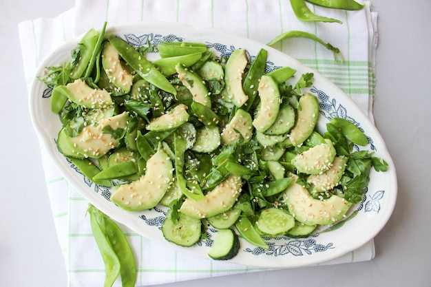 Salada de verão saudável com abacate, pepino e vagens de ervilha