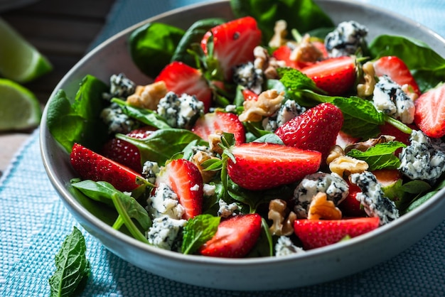 Salada de verão saudável e limpa com morango e espinafre