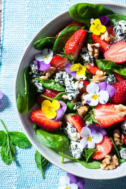 Foto salada de verão saudável e limpa com morango e espinafre