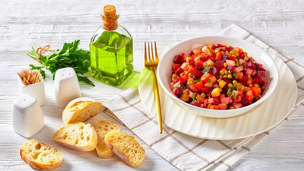 Salada de vinagrete russo de legumes cozidos em cubos