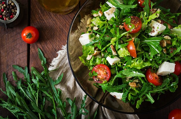 Salada de vitamina de tomates frescos, ervas, queijo feta e sementes de linho. Menu dietético.