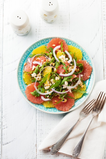 Salada de vitaminas cítricas em prato de cerâmica