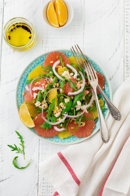 Salada de vitaminas cítricas em prato de cerâmica