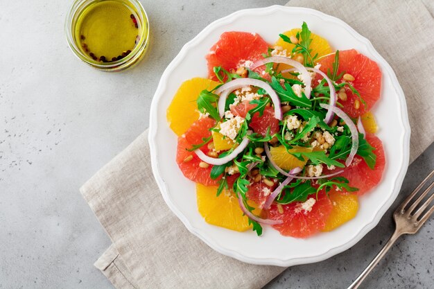 Salada de vitaminas cítricas em prato de cerâmica