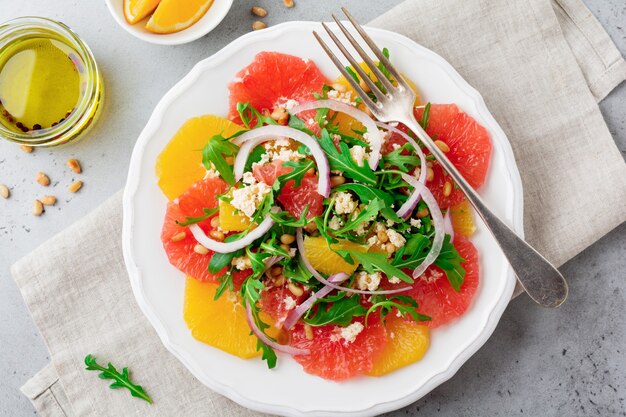 Salada de vitaminas cítricas em prato de cerâmica