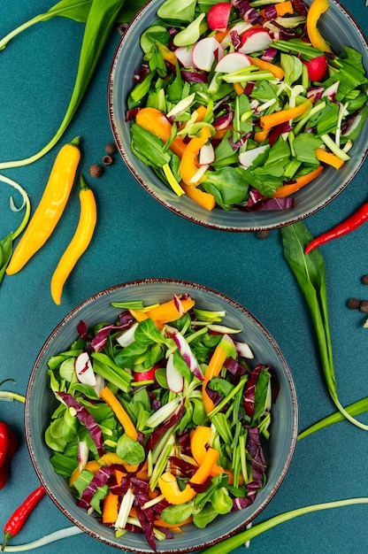 Salada de vitaminas vegetais com alho selvagem