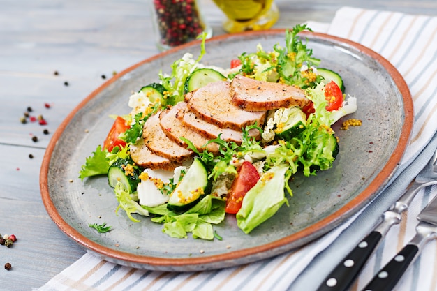 Salada de vitela com legumes frescos. Comida dietética. Salada de carne.