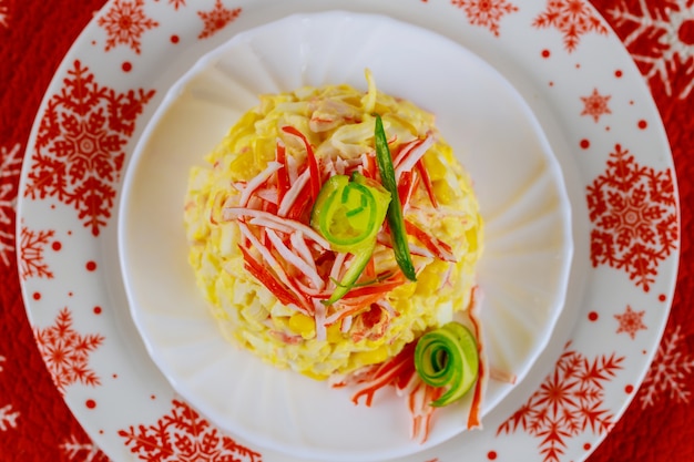 Salada deliciosa de Natal com carne de caranguejo milho pepino e ovos Vista superior