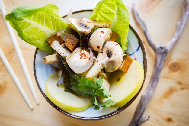 Salada deliciosa e saudável com maçã e outros vegetais