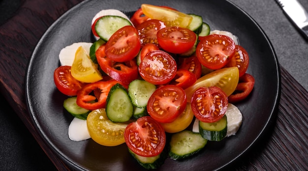 Salada deliciosa fresca com tomate cereja pepinos pimentão queijo e azeite