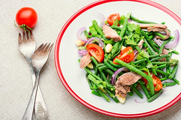 Salada diet com língua de vitela, feijão de aspargos, tomate e ervas. salada fresca com língua de boi