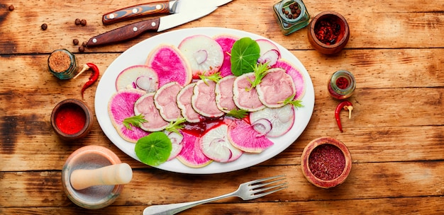 Salada dietética apetitosa com língua de vitela e rabanete