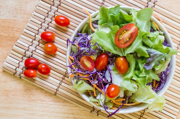 Foto salada dietética com legumes frescos