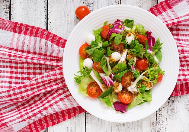 Salada dietética com tomate, alface mozzarella com molho de mostarda e mel