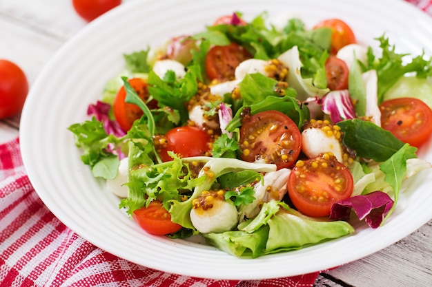 Salada dietética com tomate, alface mussarela com molho de mostarda e mel