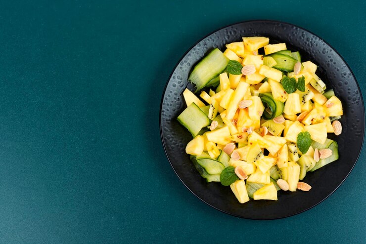 Foto salada dietética de abacaxi e pepino