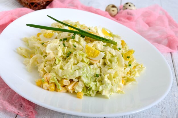 Salada dietética de primavera de couve chinesa, queijo, ovos de codorna, milho. Nutrição apropriada.