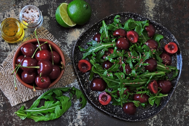 Salada dietética saudável com cerejas doces e arugula. Salada de fitness. Dieta crua.