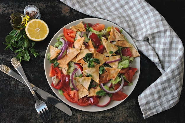 Salada do Oriente Médio com pão árabe e legumes. Salada de Fattush.