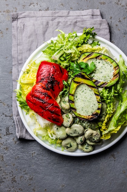 Salada dos feijões da alface do vegetariano com abacate e pimenta de sino grelhados.