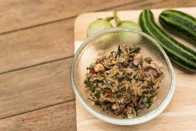 Salada e ervas picantes do sul tailandês de Budu no mercado