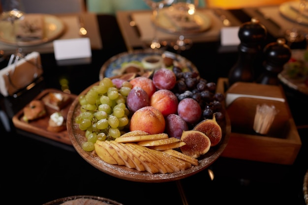 Salada e pauzinhos na mesa com muitas frutas, legumes e legumes conceito de alimentação equilibrada