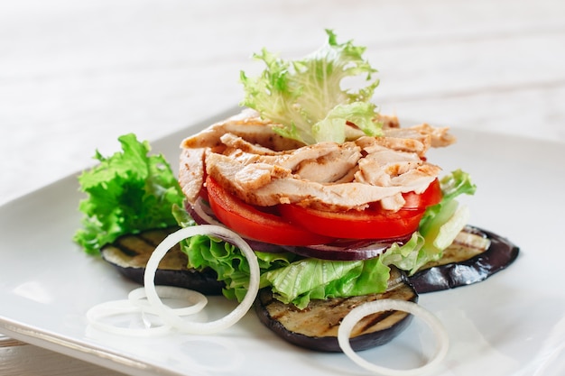 Salada em camadas com frango, tomate e berinjela