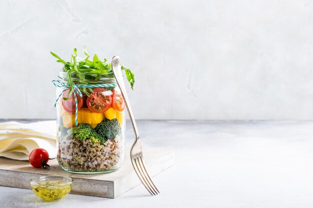 Salada em frasco de vidro com quinoa